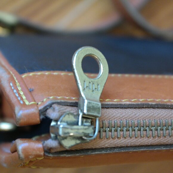 Vintage DOONEY & BOURKE Dark Blue Tan Leather Classic Zip Top Shoulder Bag - Picture 7 of 13